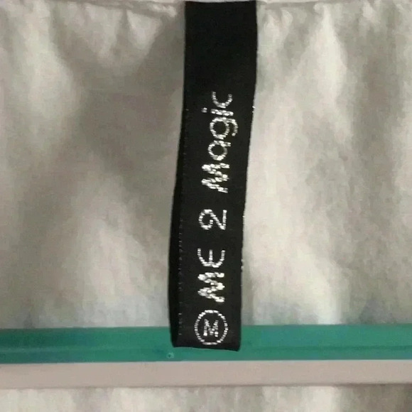 Women’s blouse size medium - Picture 2 of 4